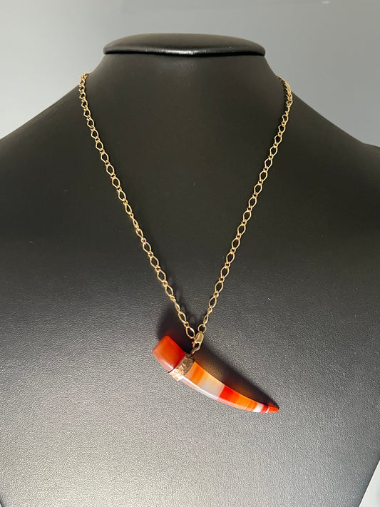 9CT Victorian Agate Tooth Pendant on Chain